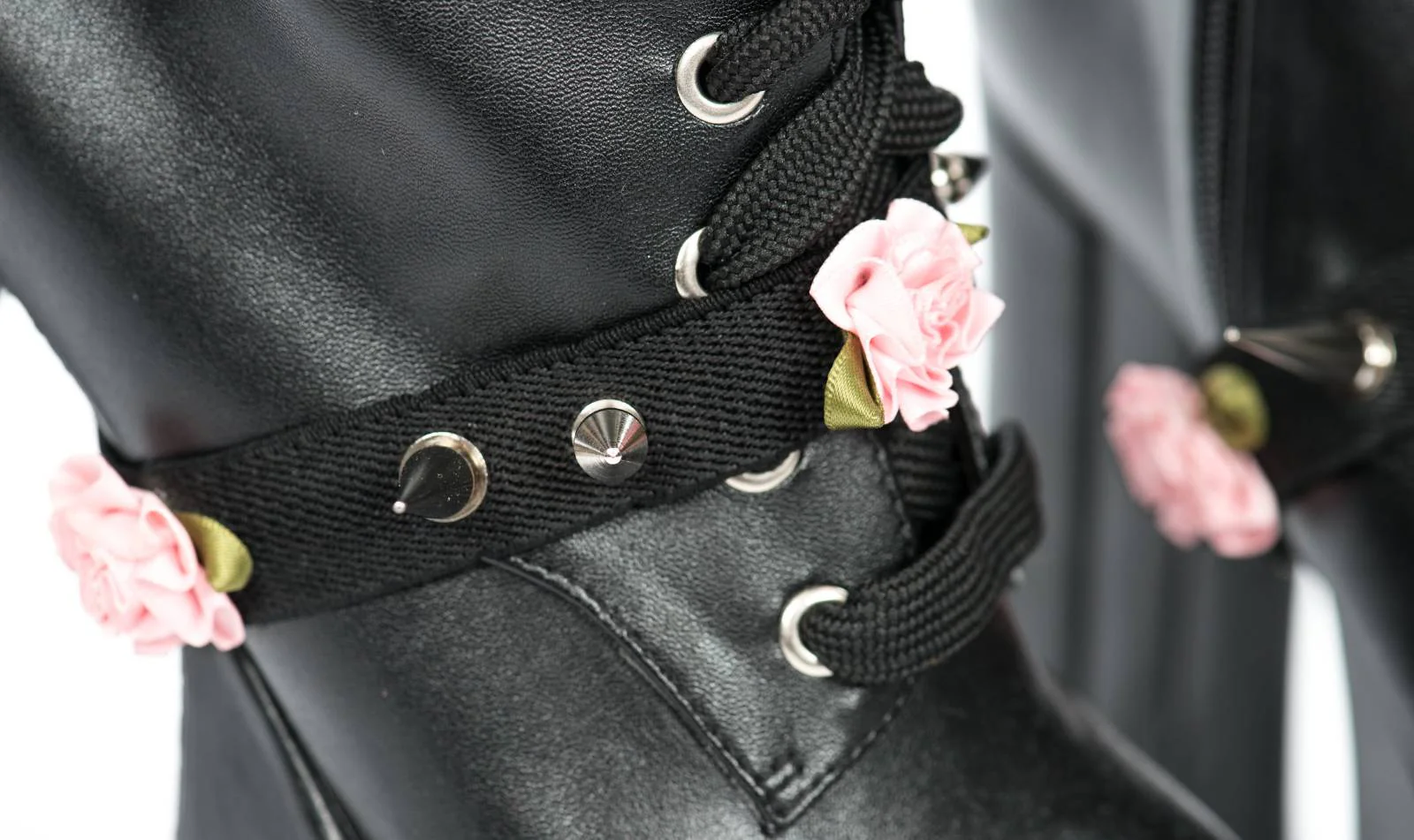 Spikes and Flower Shoe Garter - Light Purple - Image 19